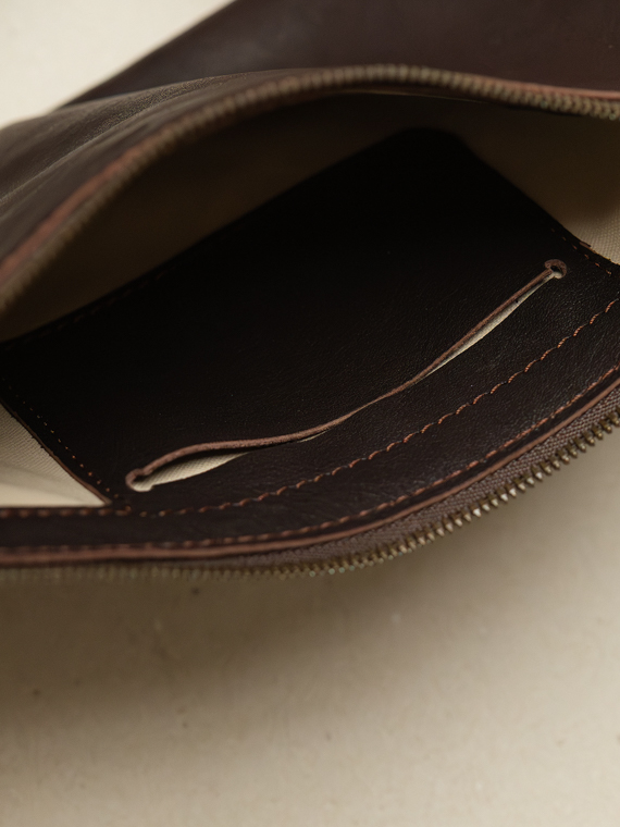 Annemarie sterken atelier sterken handmade leather pouch Tärnsjö Garveri vegetable tanned leather brown detail