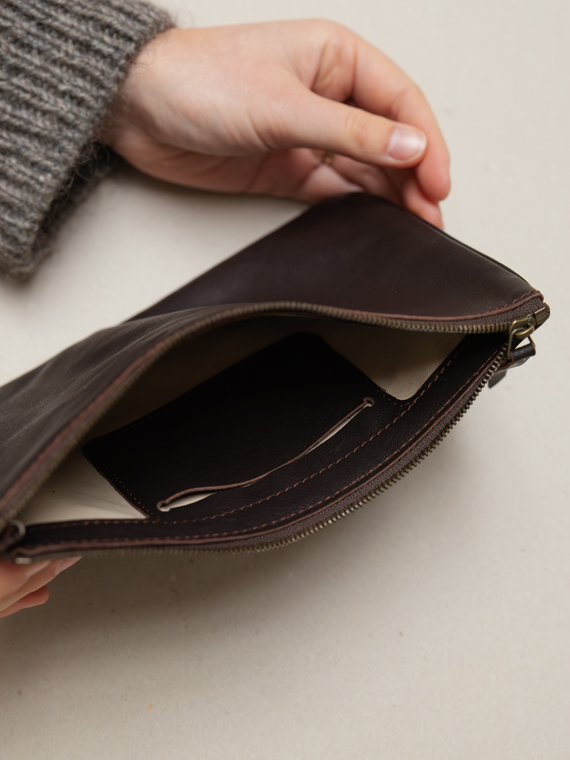 Annemarie sterken atelier sterken handmade leather pouch Tärnsjö Garveri vegetable tanned leather brown detail hands