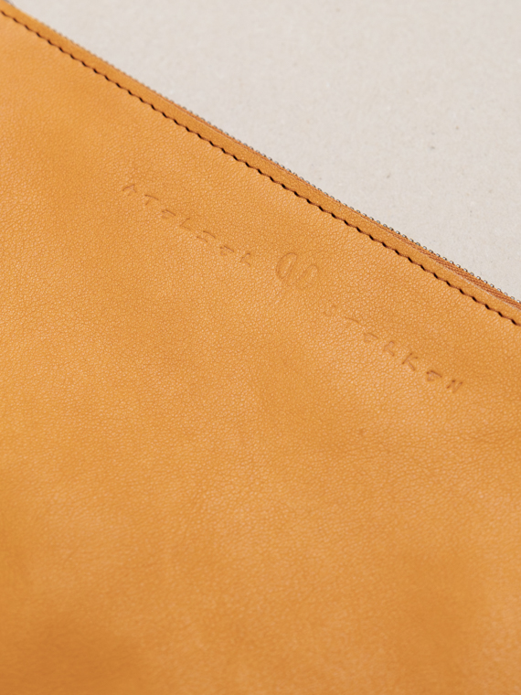 Annemarie sterken atelier sterken handmade leather pouch Tärnsjö Garveri vegetable tanned leather cognac detail