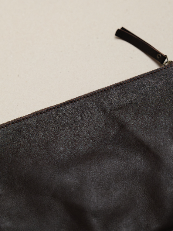 Annemarie sterken atelier sterken handmade leather pouch Tärnsjö Garveri vegetable tanned leather brown detail