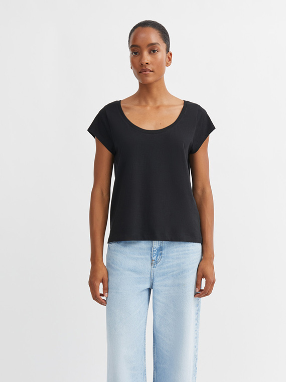 Andy wide neck tee black Skall Studio shop online front close